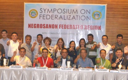 <p><strong>FEDERALIZATION SYMPOSIUM.</strong> Negros Occidental Governor Alfredo Marañon Jr. (seated, 3<sup>rd</sup> from right) and Negros Oriental Governor Roel Degamo (seated, center) with the five Consultative Committee members and other local officials during the Symposium on Federalization held in Bacolod City on Friday (May 18, 2018). <em>(Photo courtesy of Negros Occidental Capitol PIO)</em></p>